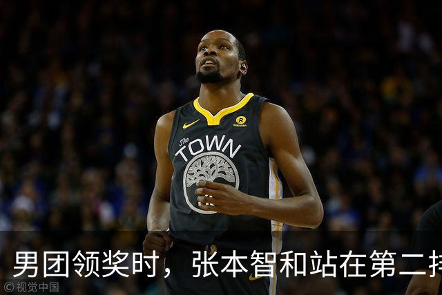 男团领奖时，张本智和站在第二排与国乒握手，松岛辉空全程无表情
